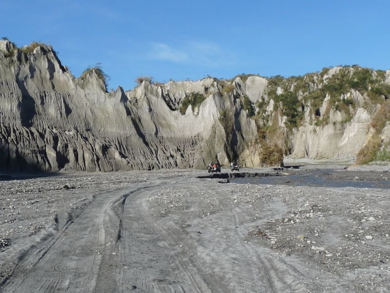 Droga u podnóży wulkanu Pinatubo (fot. Darek Dąbrowski)
